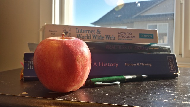 Učebnice a jablko