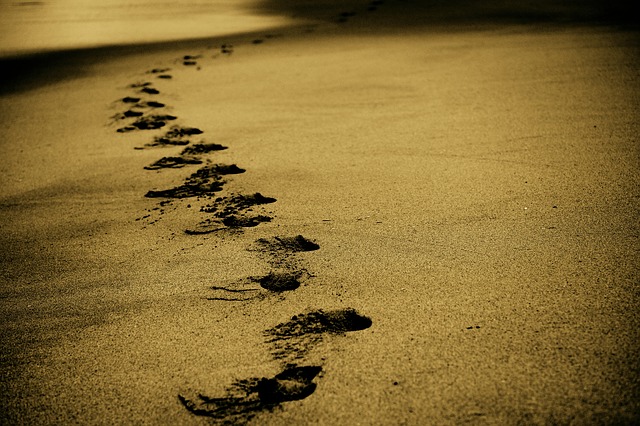 stopy v písku